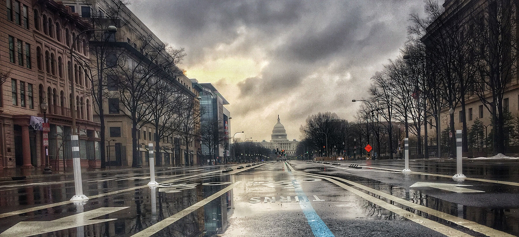 Gloomy photo of the U.S. Capitol in the rain at night